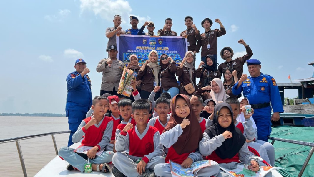 Bikin Seru, Siswa SD di Indragiri Hilir Belajar di Kapal Baca Polisi