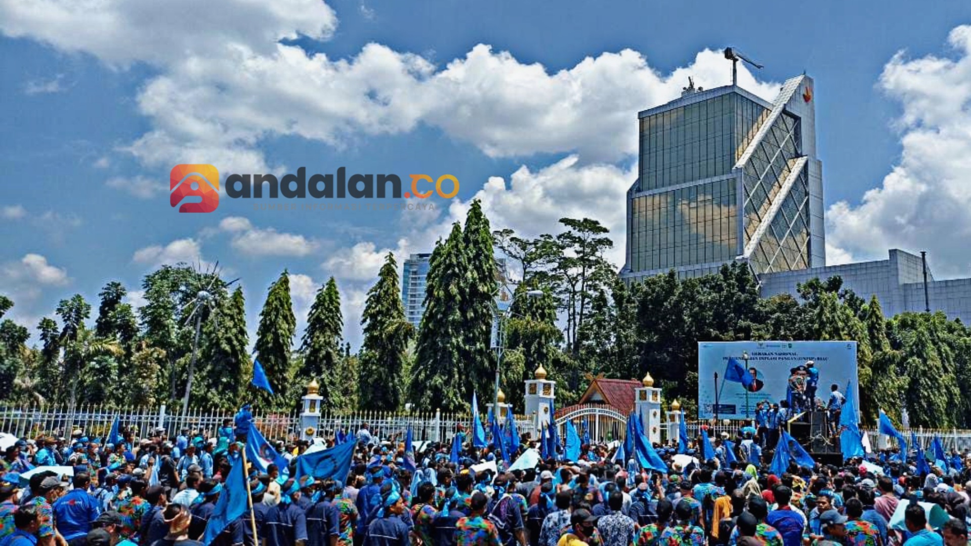 Massa Buruh Se Riau Geruduk Kantor Gubernur Riau, Protes Dualisme F. SPTI - K.SPSI Rohil