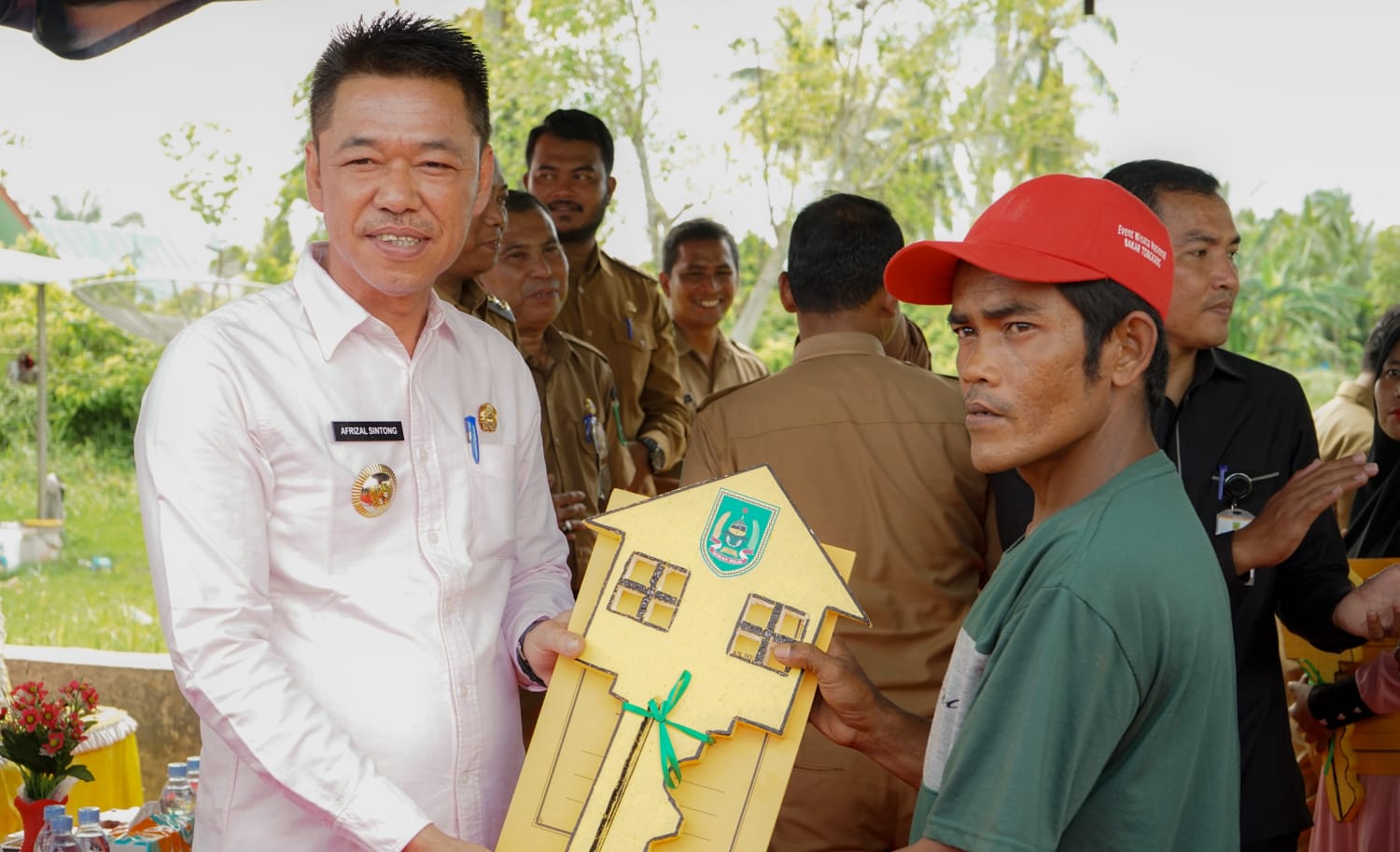 Bupati Rohil Serahkan 15 Unit Rumah Resetlemen Kepada Nelayan