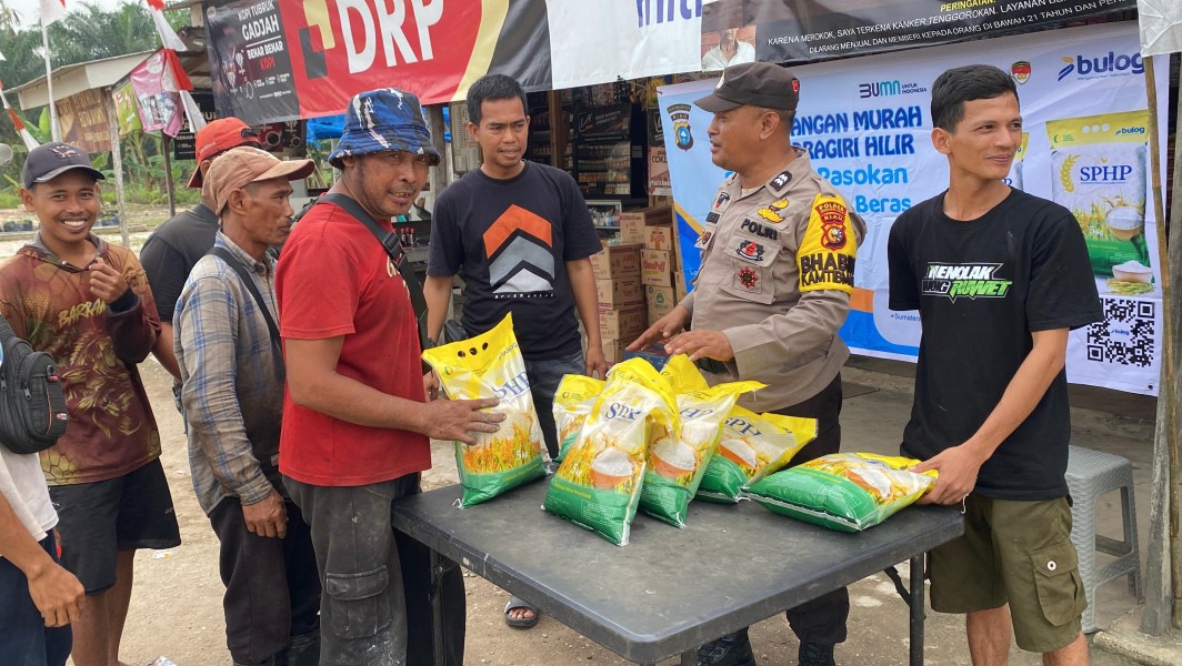 Polres Inhil dan Polsek Jajaran Gelar Gerakan Pangan Murah, Salurkan 1 Ton Beras SPHP di Dua Kecamatan