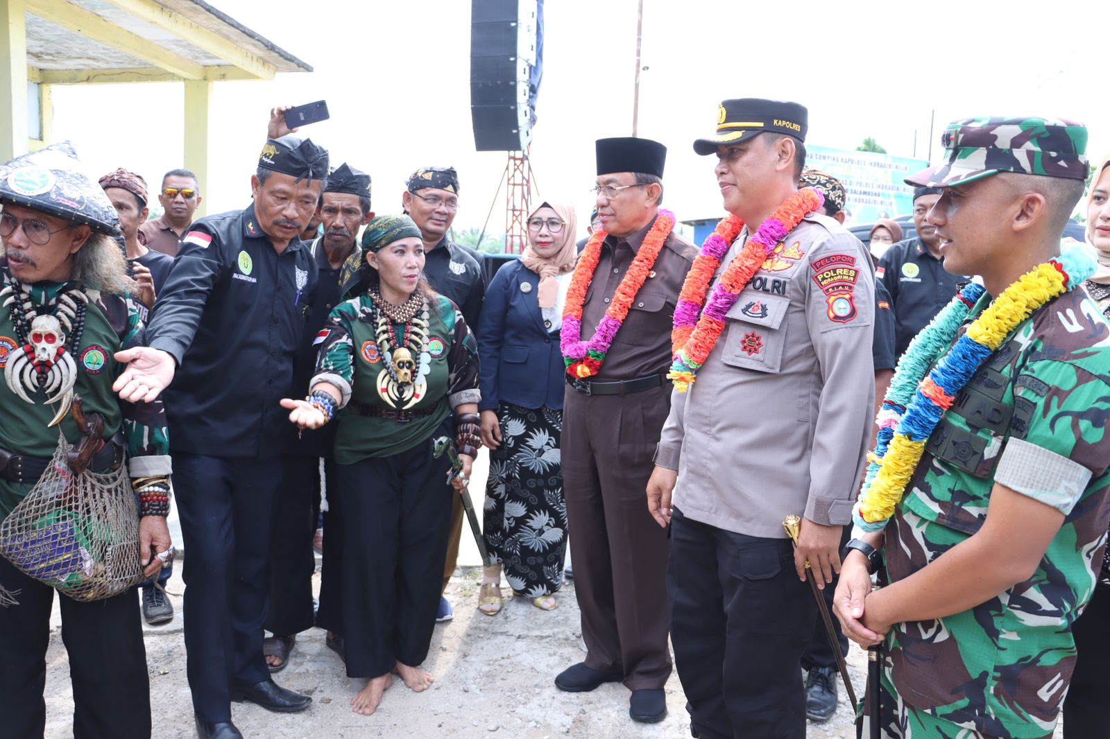 Silaturahmi di Kecamatan Kempas Jaya, Kapolres Inhil AKBP Norhayat disambut Hangat Secara Adat Sunda