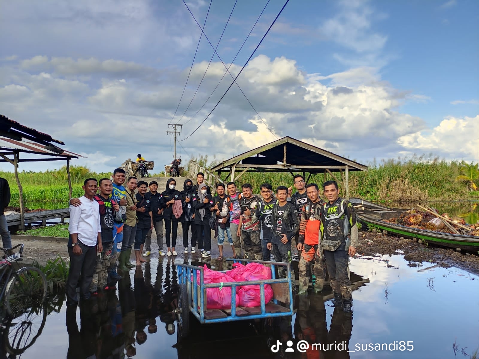 Kolaborasi ITC  dan IWO Inhil Berbagi Sembako Untuk Korban Banjir di 2 Desa