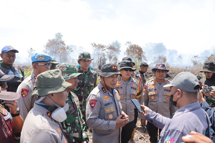 Kolaborasi Polisi-TNI-BPBD Berjibaku Padamkan Karhutla di Rokan Hilir