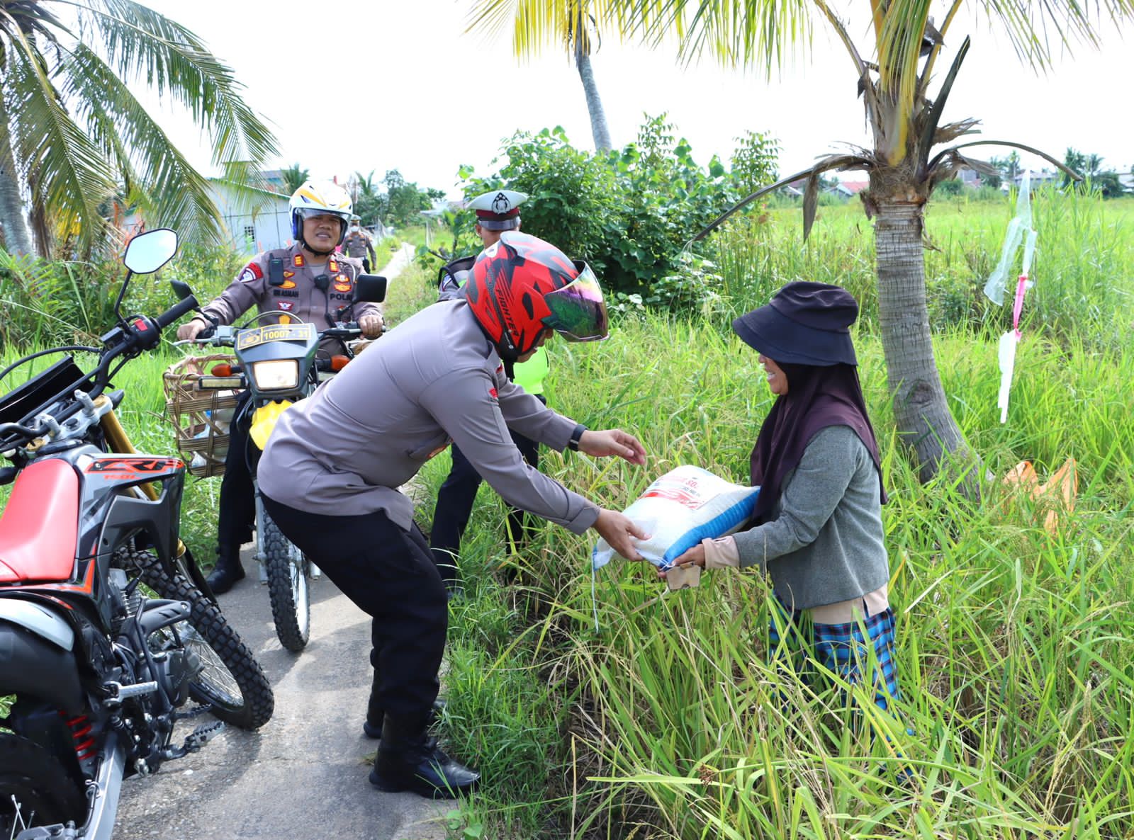 Keren! Menggunakan Sepeda Motor Keranjang, Kapolres Inhil Bagikan Sembako Kepada Masyarakat