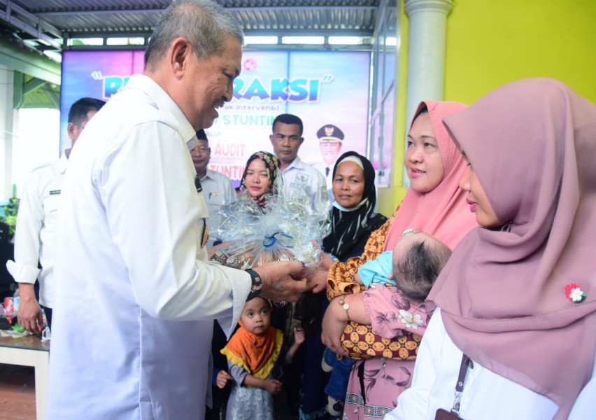 Upaya Penurunan Angaka Stunting, H Syamsuddin Uti Berikan Paket Nutrisi Bagi Anak-anak yang Berisiko Stunting