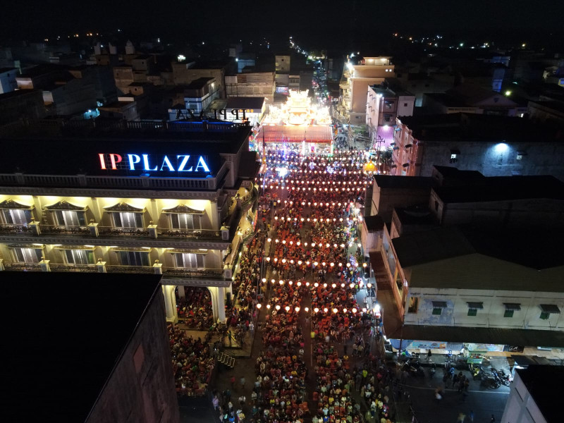 Masyarakat Dan Wisatawan Antusias Hadiri Malam Kesenian dan Peresmian Iven Bakar Tongkang Tahun 2023
