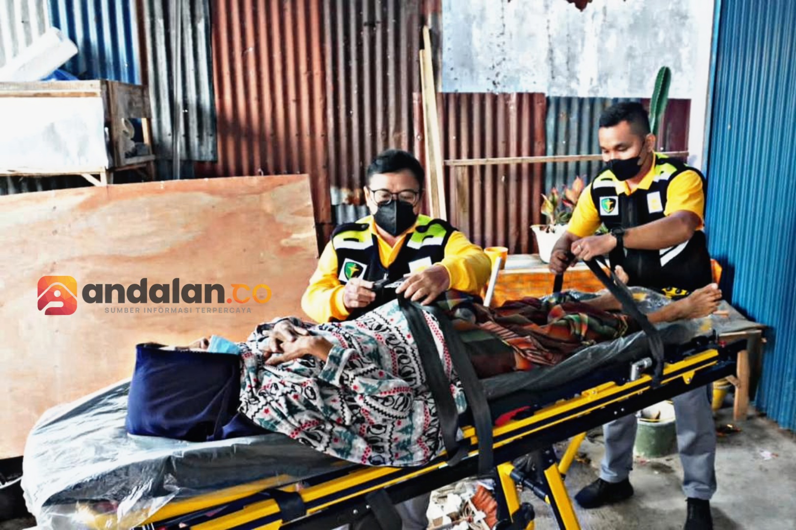 Derita Tumor Perut Menahun, Fitriani Dijemput Ambulance Polda Riau