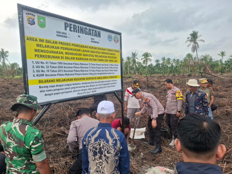 Polres Inhil Polda Riau Pasang  Plang Peringatan Karhutla di Kelurahan Teluk Pinang Kecamatan Gaung Aak Serka
