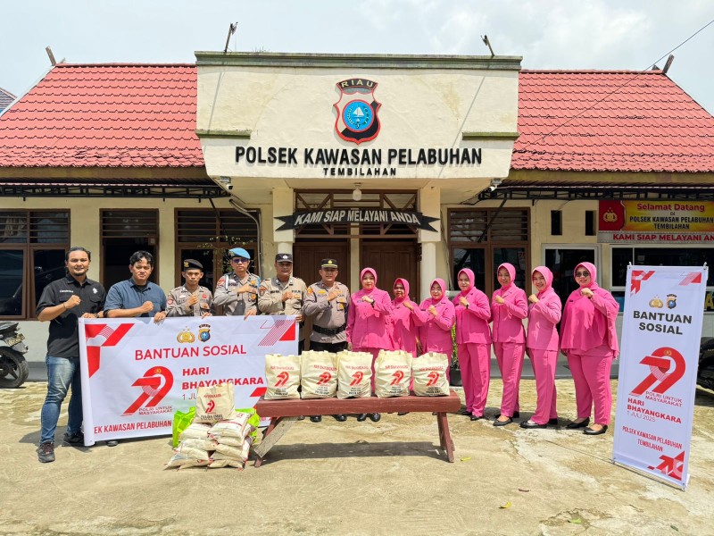 Polsek Kawasan Pelabuhan Tembilahan Salurkan Bantuan Sosial di Hari Bhayangkara ke-79
