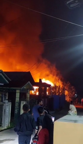 Kebakaran Hebat di Tembilahan Hulu, Tiga Rumah Hangus dan Satu Lansia Tewas Terjebak