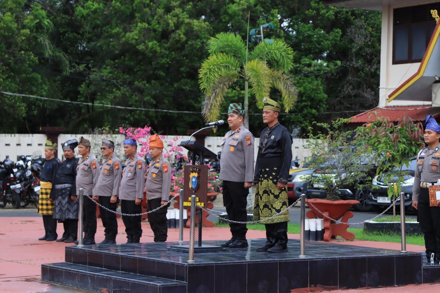 Polres Indragiri Hilir Gelar Apel Launching Penggunaan Tanjak dan Selempang bagi Personel