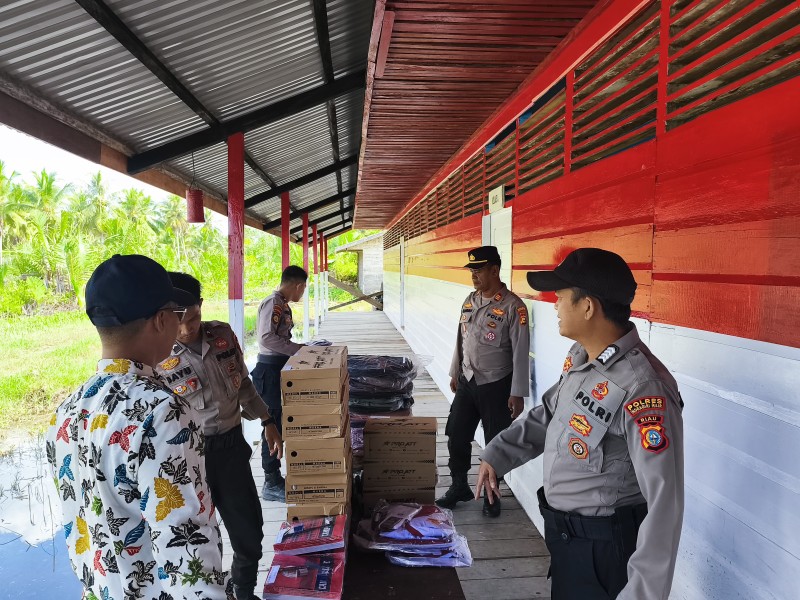 Polsek Kuindra Salurkan Bantuan Perlengkapan Sekolah dari Polres Inhil ke SDN 020 Sapat