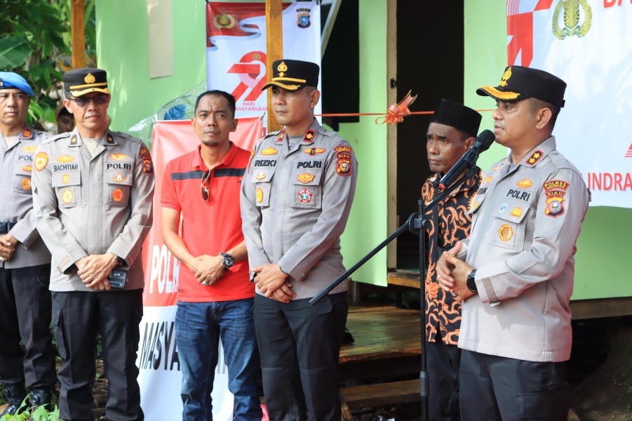 Tangis Haru dan Senyum Sumringah Pak Anang Saat Rumah Bantuan Diresmikan Kapolres Inhil