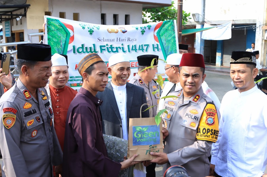 Momentum Idul Fitri, Kapolres Inhil Ajak Warga Hijaukan Lingkungan Lewat Pembagian Bibit Pohon
