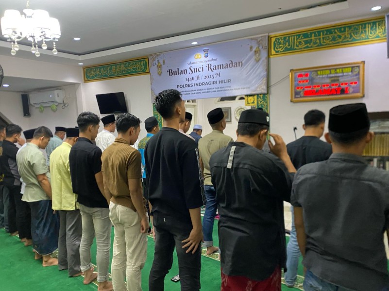 Mapolres Inhil Gelar Sholat Tarawih Berjamaah dan Santuni Anak Yatim