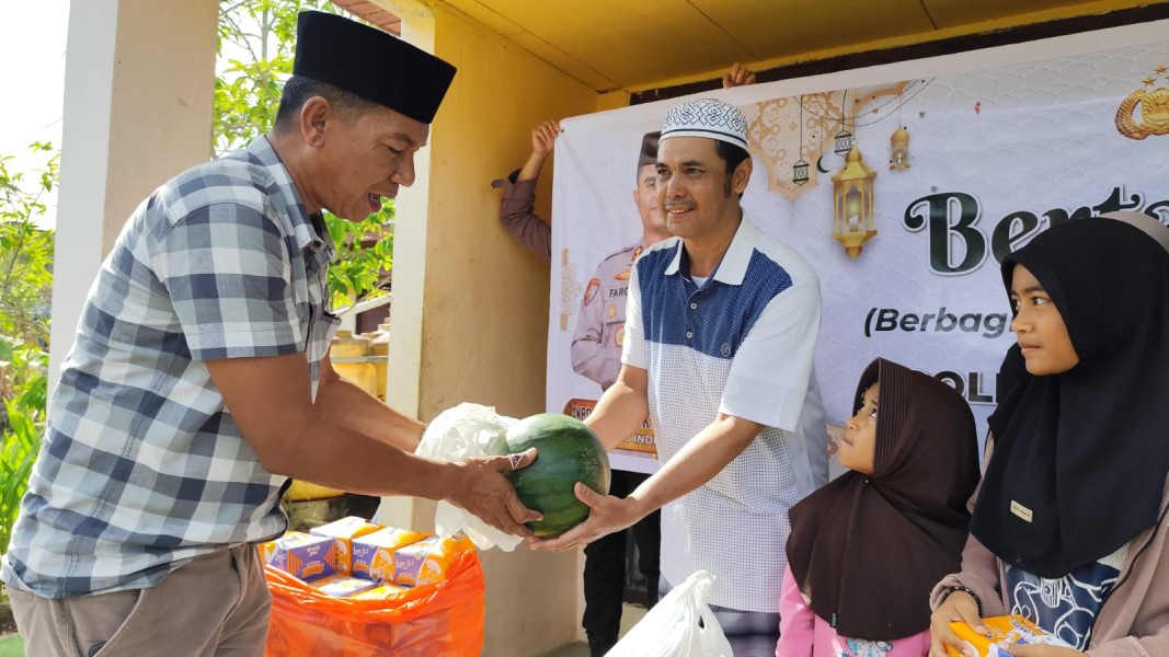 Tebar Berkah Ramadhan, Polres Indragiri Hilir Berbagi Takjil untuk Anak Panti di Tembilahan