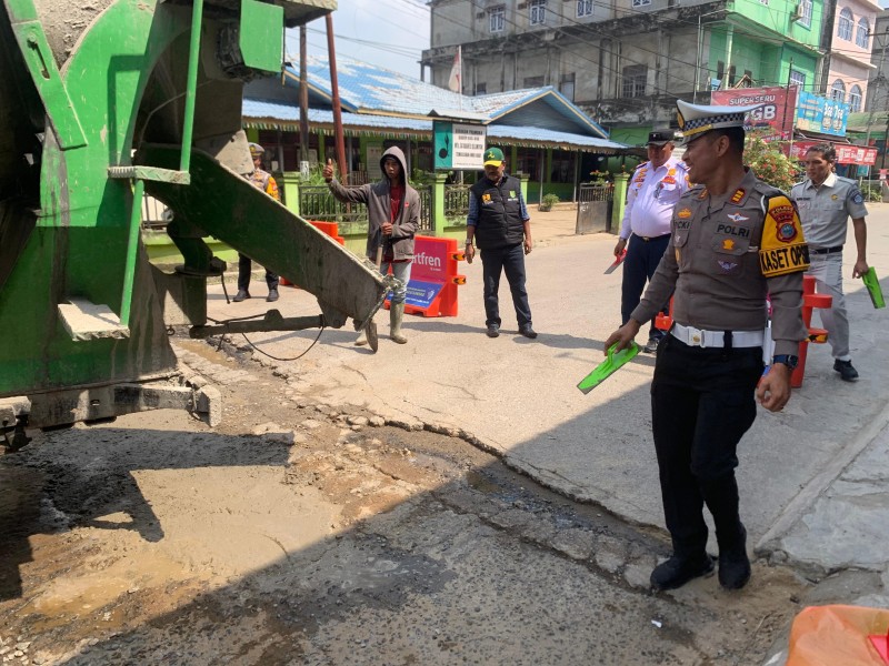 Sat Lantas Polres Inhil Bersama Forum LLAJ Lakukan Tambal Sulam Jalan Berlubang di Tembilahan