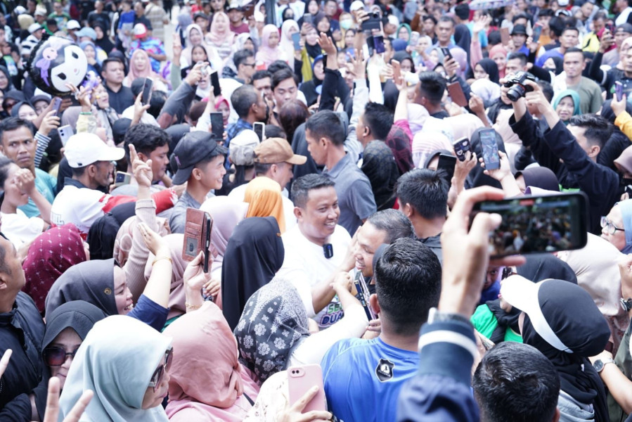 Tumpah Ruah Massa Dukungan Hadiri Kampanye Fermadani Paslon Nomor Urut 2