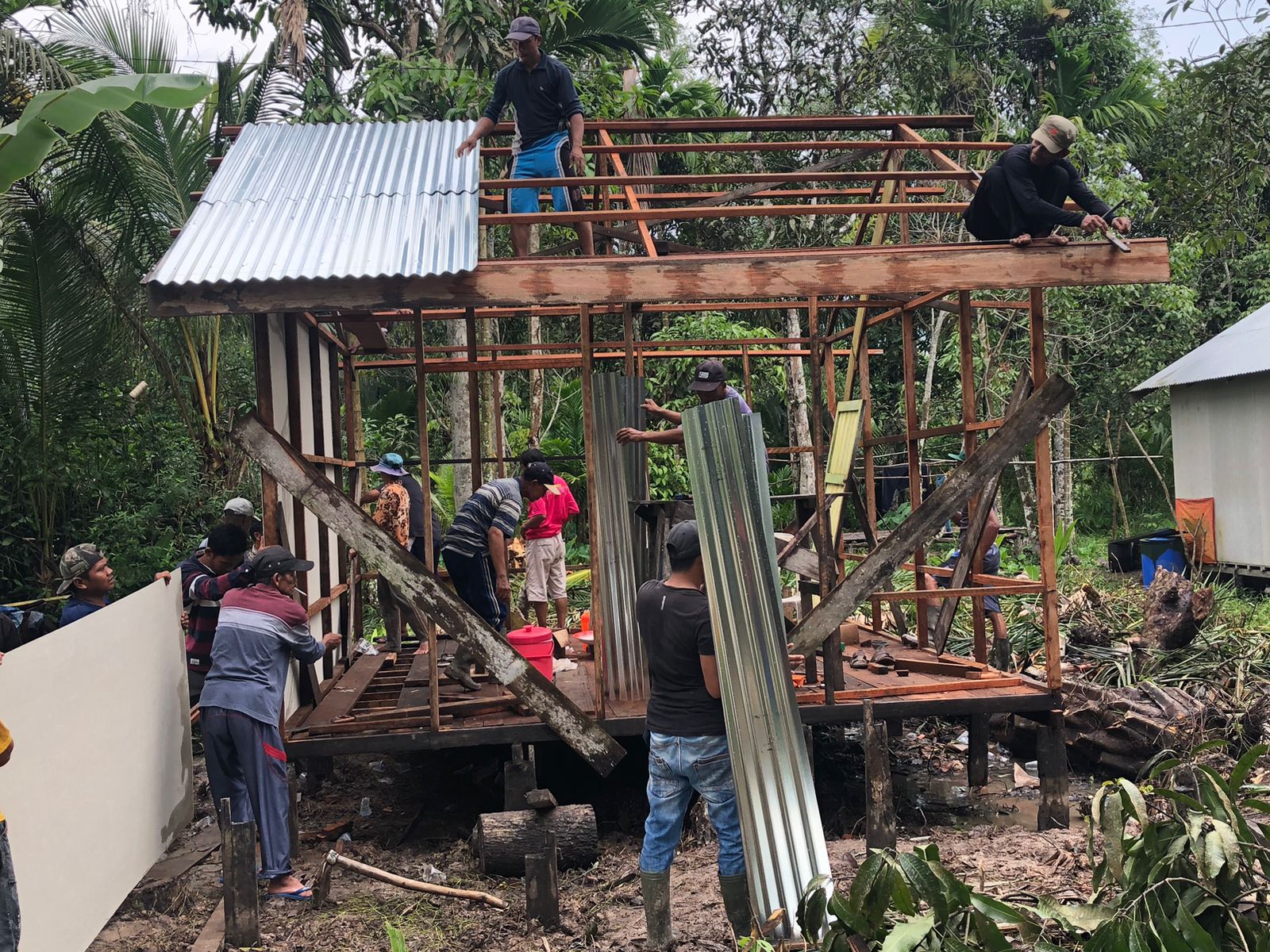 Baksos HUT Kadin, Masyarakat Desa Pulau Palas Bahu-membahu Bedah Rumah Zulkifli