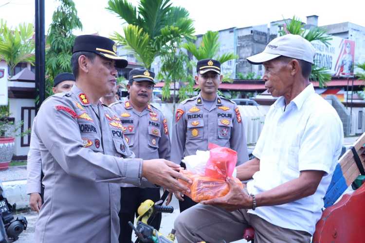 Jelang Berbuka Puasa Kapolres Inhil Beserta Jajaran Bagikan Takjil Kepada Masyarakat