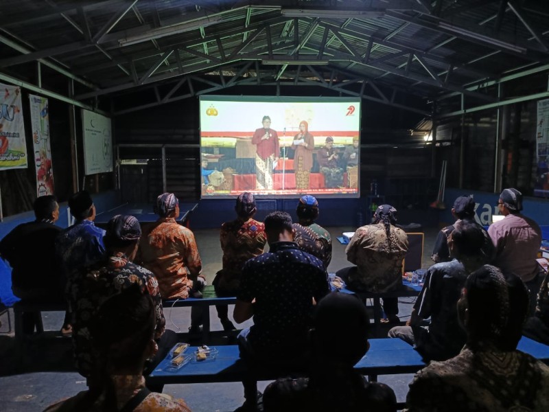 Polsek Tanah Merah Gelar Nonton Bareng Wayang Kulit Peringati Hari Bhayangkara ke-79