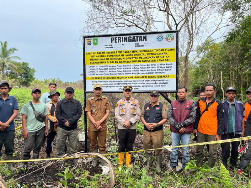 Polsek Tembilahan Hulu Pasang Papan Peringatan Karhutla, Wujudkan Desa Bebas Api