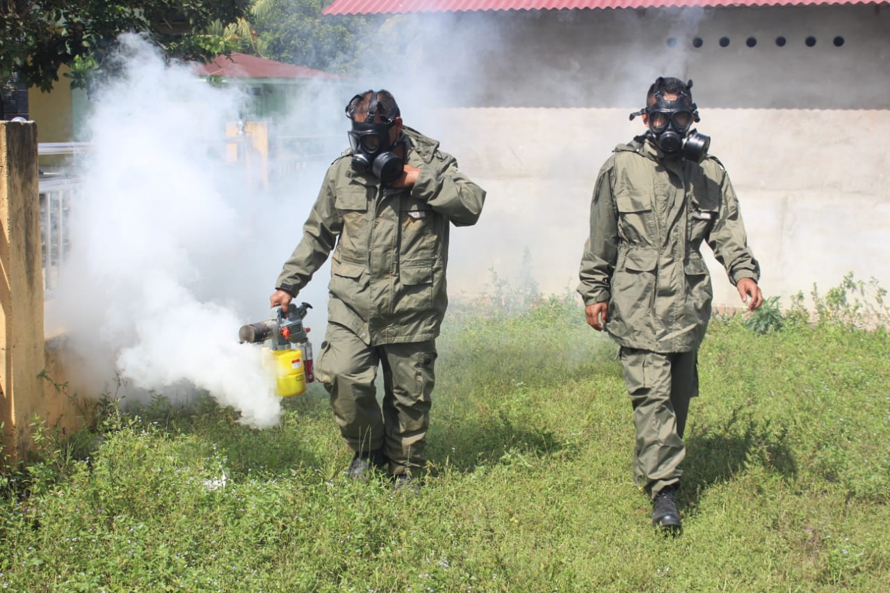 Aksi Sosial Batalyon B Pelopor Sat Brimob Polda Riau Fogging Pemukiman Masyarakat, Cegah Penyebaran Demam berdarah