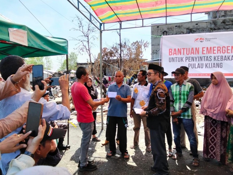 Anggota DPR RI H. Mafirion Serahkan Bantuan untuk Korban Kebakaran Pasar Bom Pulau Kijang