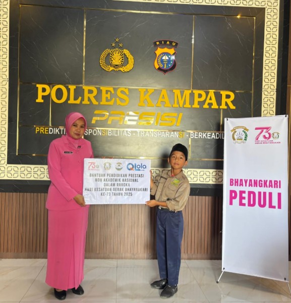 Pemain U-10 Kampar Junior FA Terima Bantuan Pendidikan dari Jajaran Kepolisian