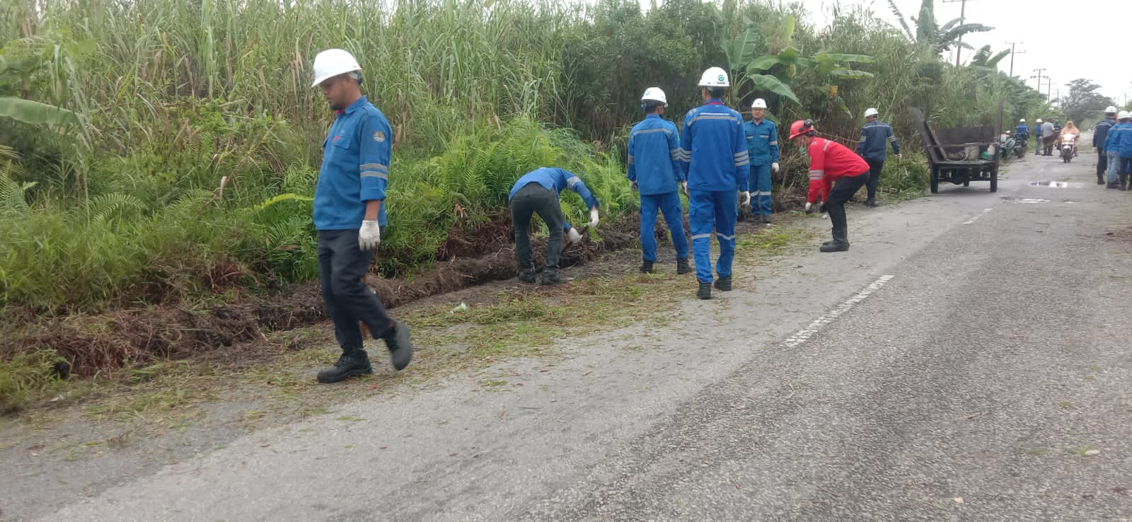 Jaga Kebersihan Lingkungan Manager dan Karyawan PLTU Tembilahan Melaksanakan Gotong Royong