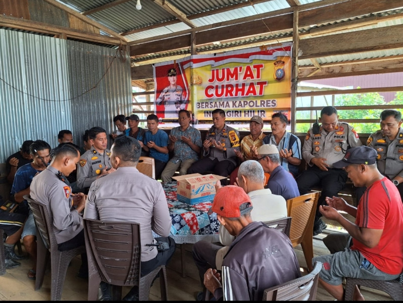 Polres Inhil Berikan Life Jacket kepada Nelayan