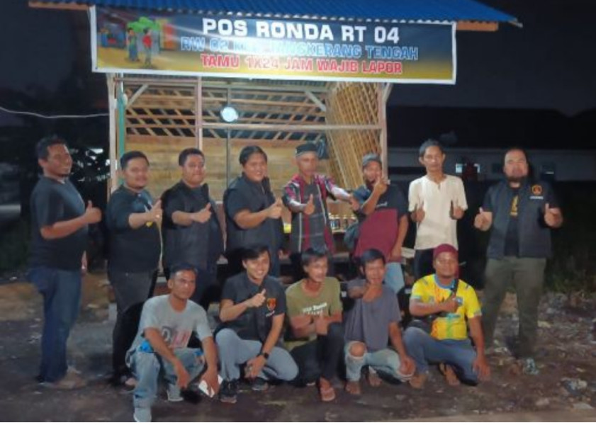 Tim Blue Light Ditreskrimum Polda Riau Duduk Santai Bersama Warga RT 04 Tangkerang Tengah