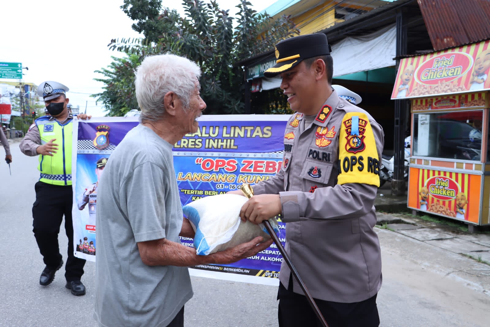 Kapolres Inhil Berikan Sembako dan Helm Gratis Kepada Masyarakat,Saat Menggelar Operasi Zebra