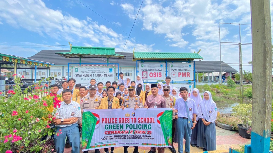 Generasi Z SMAN 1 Tanah Merah Bergerak Hijaukan Bumi dengan Polsek