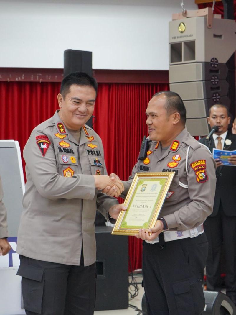 Hari Lalu Lintas Bhayangkara Ke-67 Tahun, Kasat Lantas Polres Inhil Terima Penghargaan dari Kapolda Riau