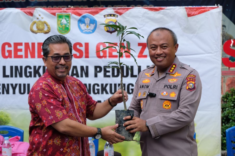 Tanamkan Kepedulian Lingkungan, Polda Riau Gencarkan Green Policing di SMK Labor Pekanbaru