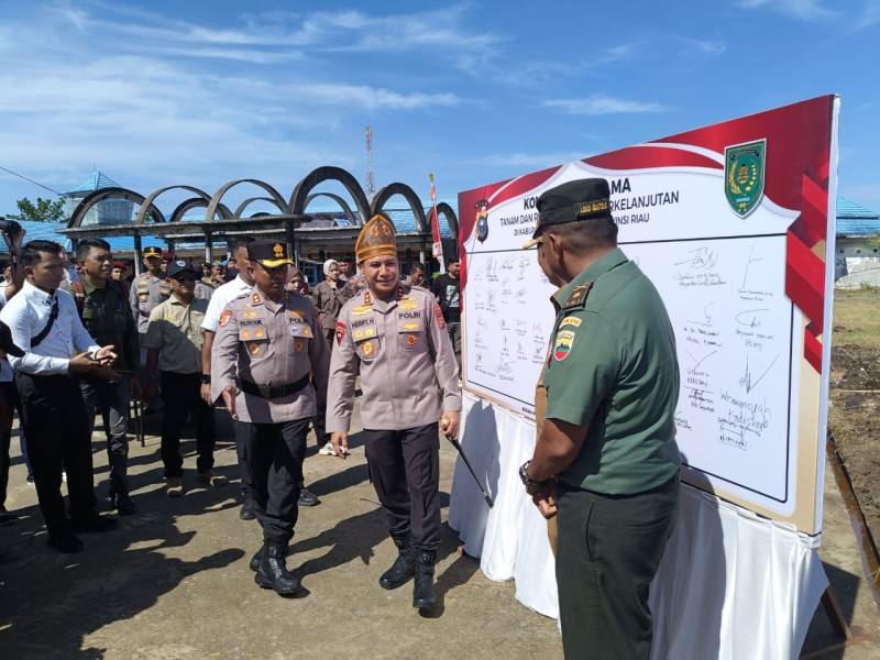 Tangkal Karhutla, Kapolda Riau Tanam Pohon Bersama di Kabupaten Indragiri Hilir
