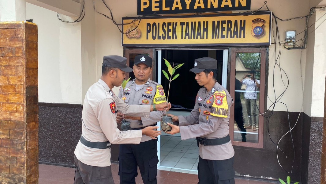 Kapolsek Tanah Merah Berikan Bibit Pohon untuk Personel yang Berulang Tahun