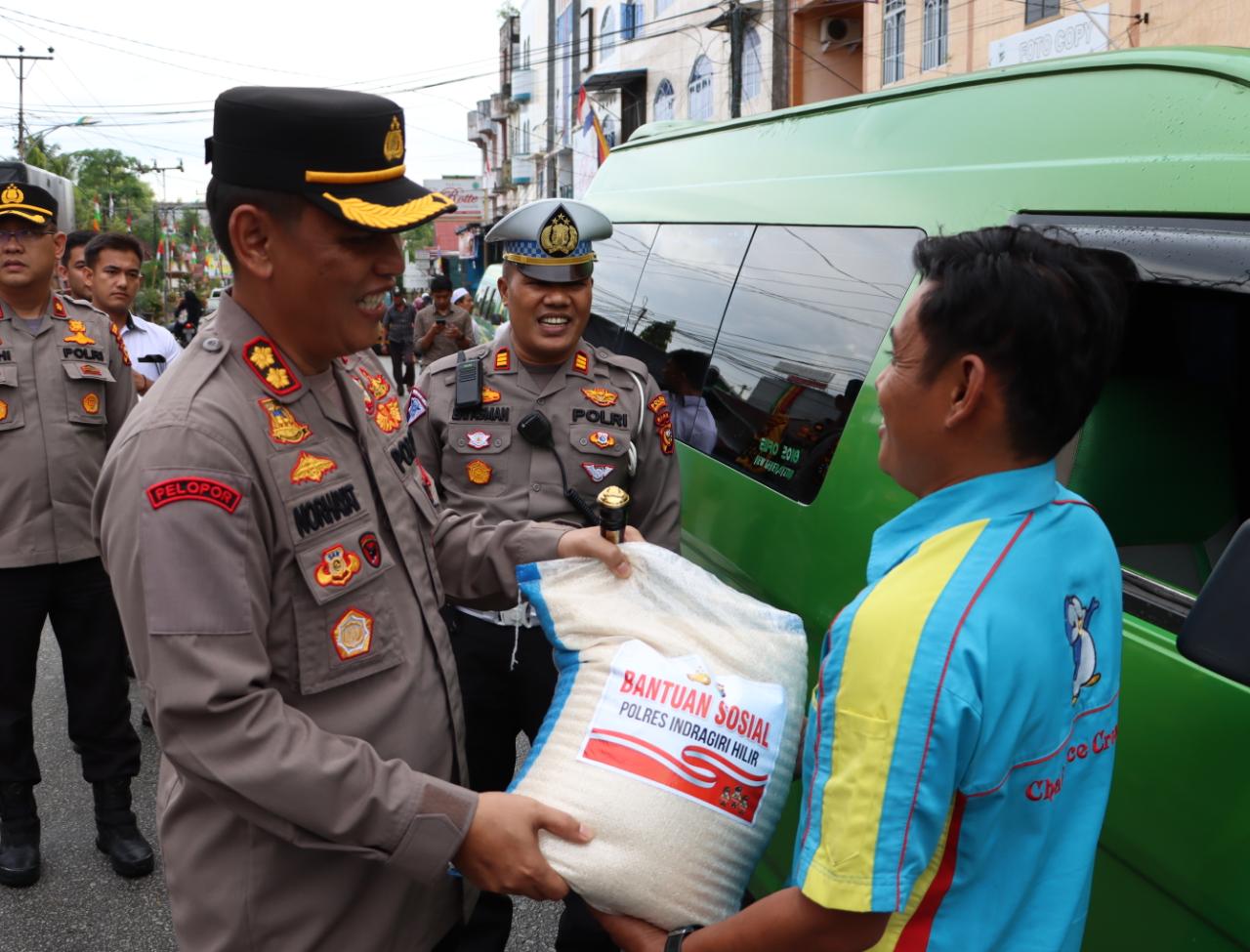 Polda Riau Bagikan Sembako Dampak Kenaikan BBM, Polres Inhil Sebanyak 150 Paket