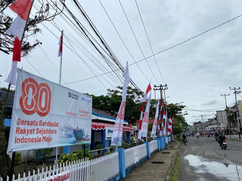 Rayakan Hari Kemerdekaan ke-80, Pelindo Tembilahan Pasang Atribut Merah Putih di Lingkungan Kantor