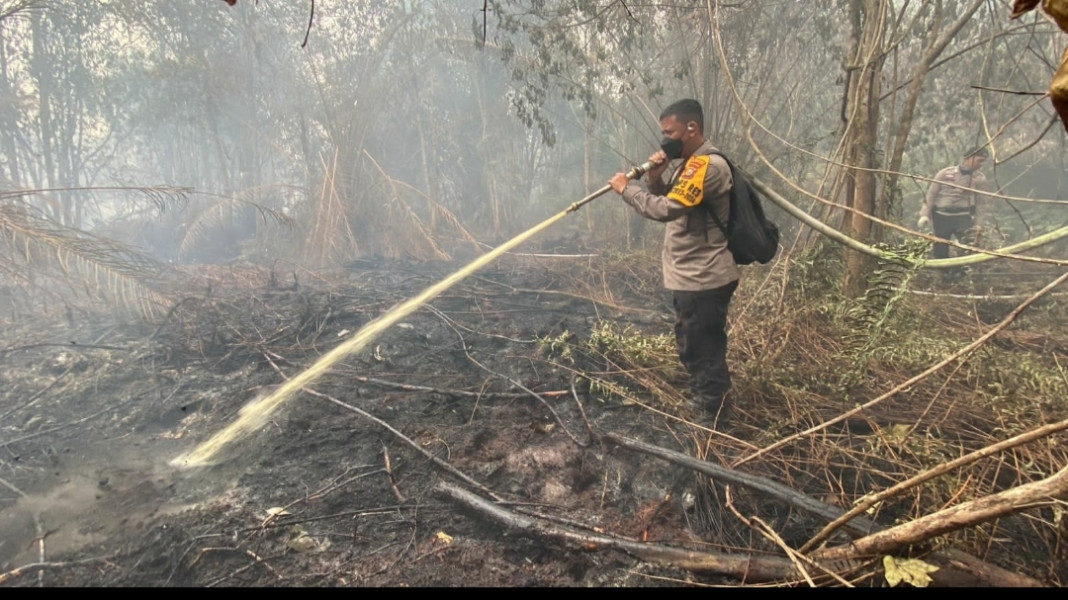 Kapolres Inhil Turun Langsung Tangani Karhutla di Keritang