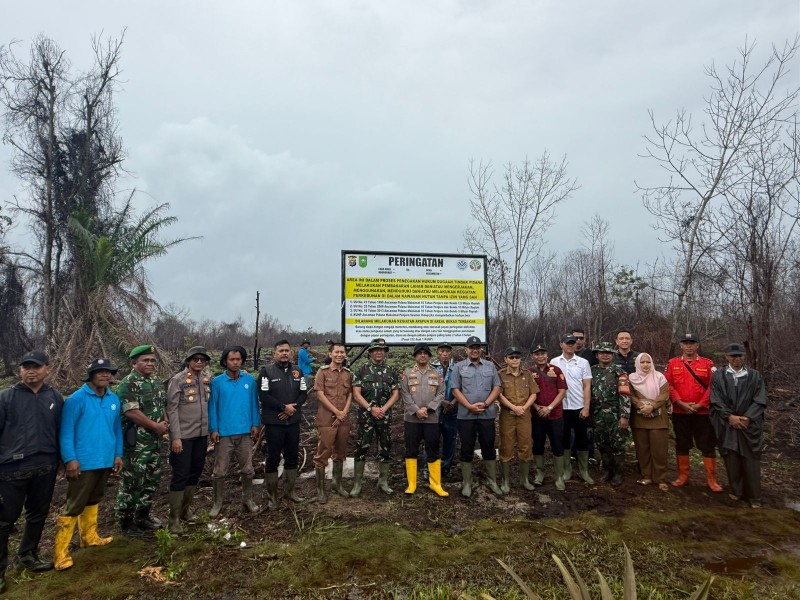 Kapolres Inhil dan Forkopimda Lakukan Pemasangan Plang Larangan di Lahan Bekas Kebakaran di Kecamatan Kempas