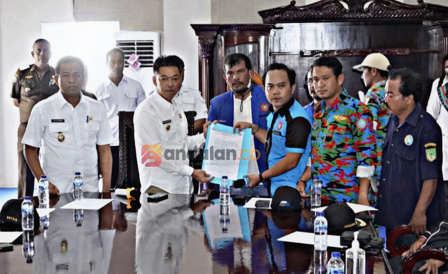 Bupati Rohil Terima Tuntutan Massa Buruh, Berikan Syarat Agar Pembekuan Dicabut