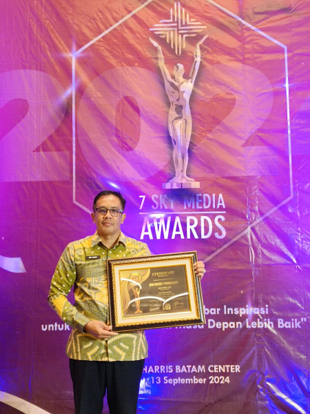 Kepsek SMKN 1 Tembilahan Raih Penghargaan Indonesian Smart School Award 2024