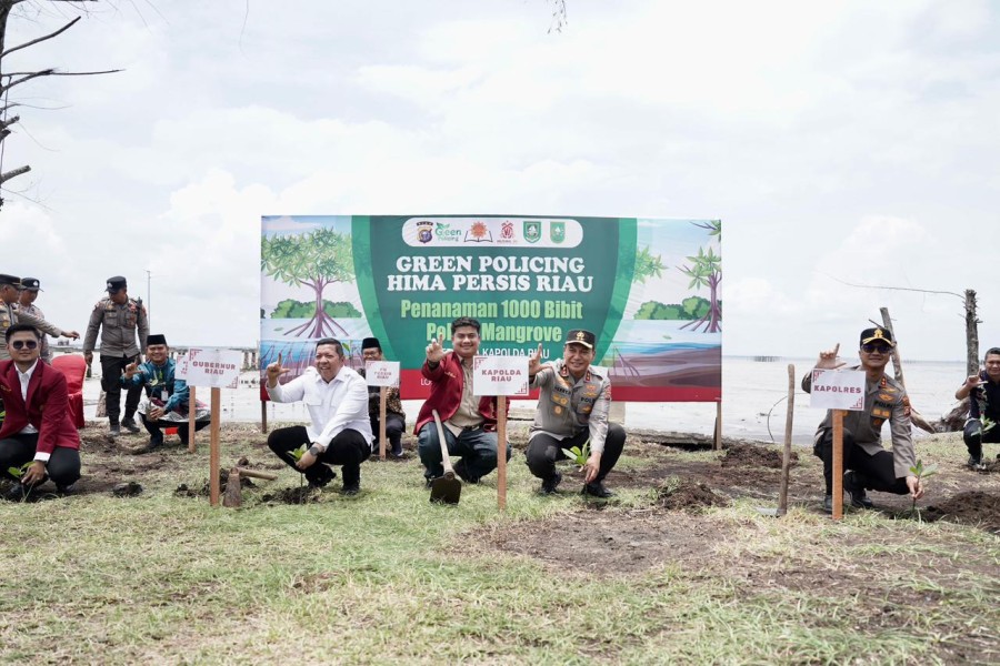 Kapolda Riau dan Himpunan Mahasiswa Persis Tanam Mangrove di Bengkalis
