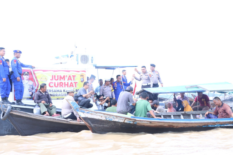 Jumat Curhat Spesial HUT Lantas ke 68, Polres Inhil Bagikan Bansos Dan Life Jacket Kepada Komunitas Nelayan