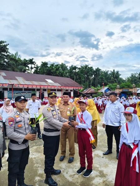 Kapolsek Tempuling Jadi Pembina Upacara di SDN 008 Teluk Jira, Ajak Siswa Tanam Pohon Lewat Program Green Policing
