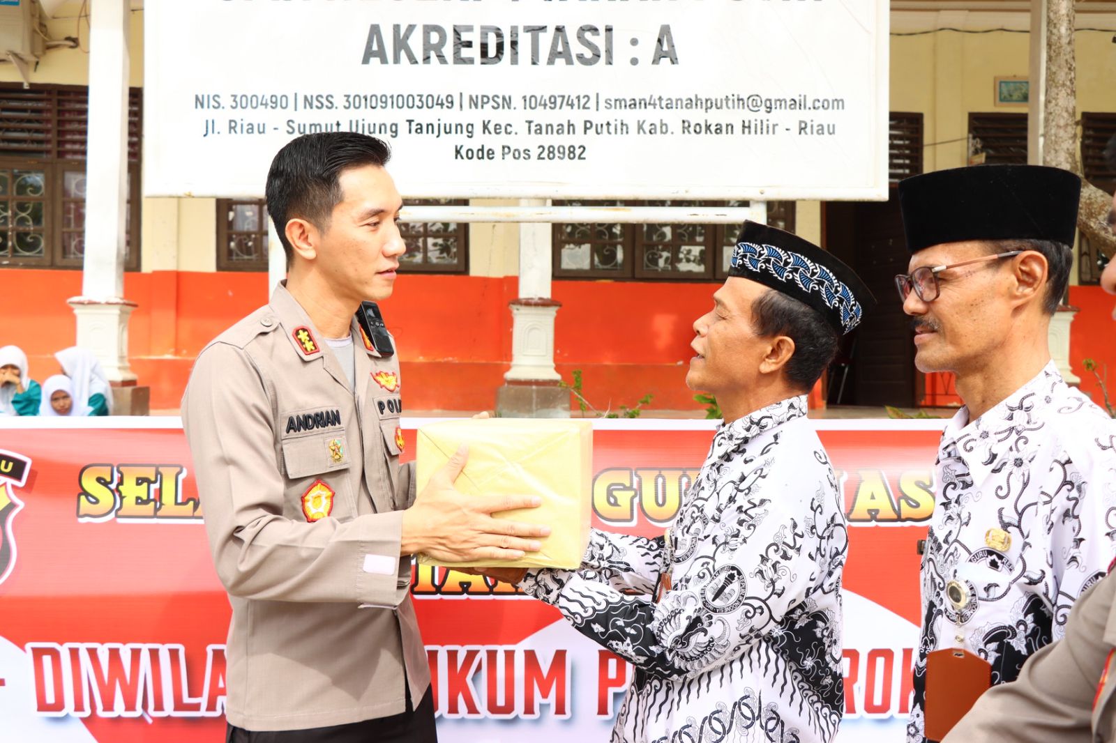 Kapolres Rohil Peringati Hari Guru Nasional Ke - 77 Dengan Berbagi.