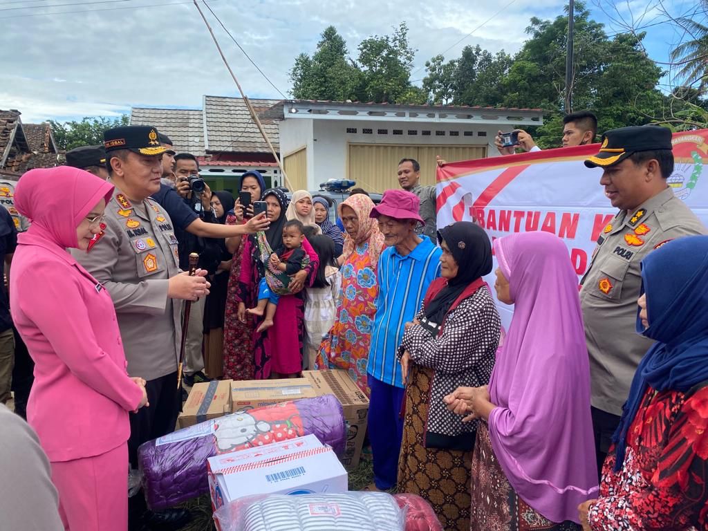 Kapolda Riau Turun Langsung Serahkan Bantuan Korban Gempa Cianjur