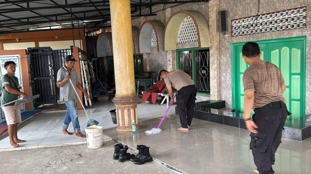 Sambut HUT Bhayangkara ke-79, Polsek Kawasan Pelabuhan Tembilahan Gelar Bakti Sosial Religi di Masjid Al-Ghulam